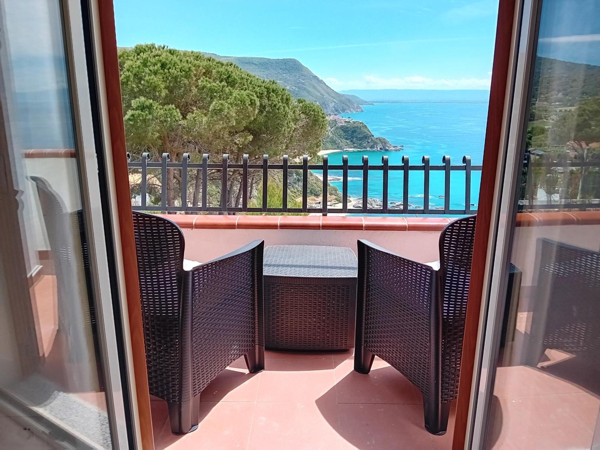 Villamargherita Capo Vaticano Luaran gambar